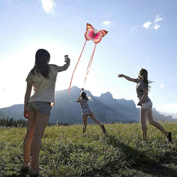 Fargerik sommerfugldrage med 90 m snor