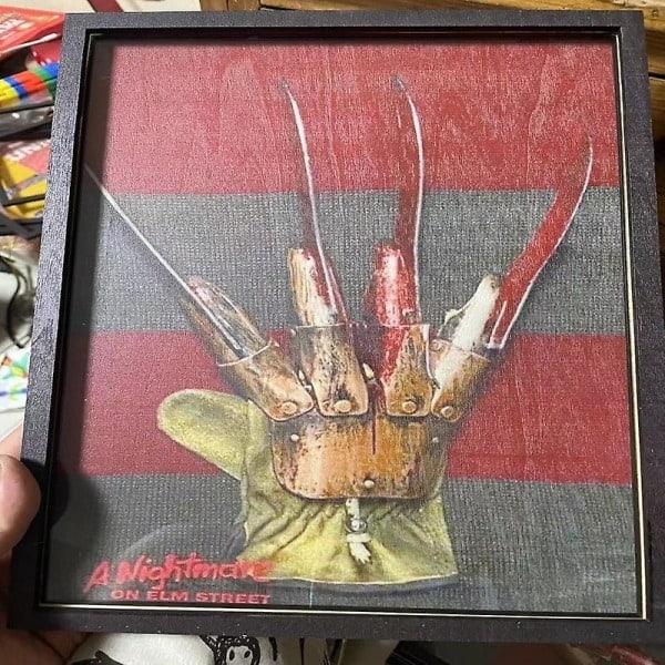 Nightmare Nostalgia: Freddy Krueger Hanske og Genser Display - Perfekte Festrekvisitter for A Nightmare on Elm Street Fans