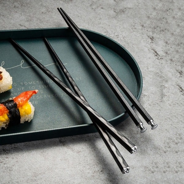 5 par sklisikre gjenbrukbare sushi spisepinner i legeringsgravering