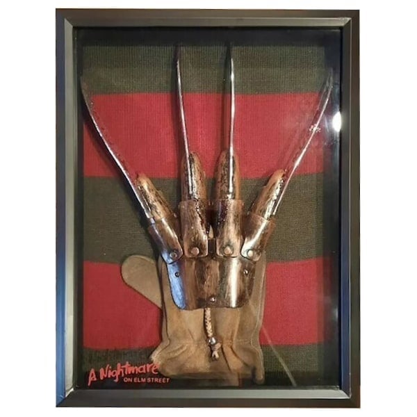 Nightmare Nostalgia: Freddy Krueger Hanske og Genser Display - Perfekte Festrekvisitter for A Nightmare on Elm Street Fans