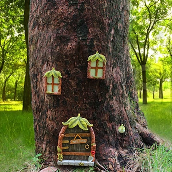 Miniature Fe Trægård Gnome Hus Vindue Dør Have Harpiks Selvlysende Døre og Vinduer Havedekoration Skulpturer Lysende i Mørket (Løvdes...