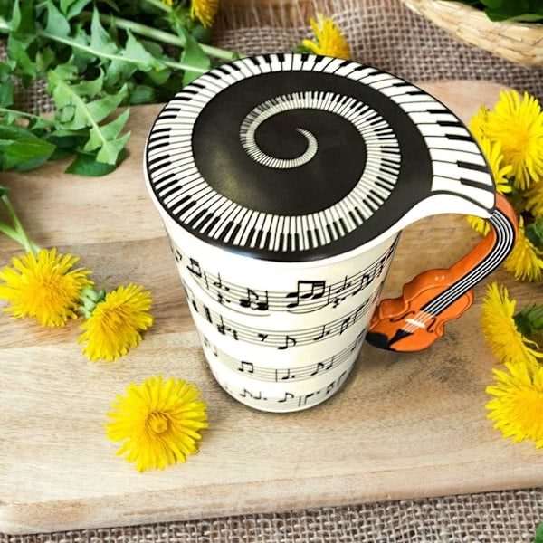 360 ml Kaffe- eller Tekopper med Trykt Noteark og Gitarformet Håndtak - Allsidig, Holdbar og Unik for Varme eller Kalde Drikker.