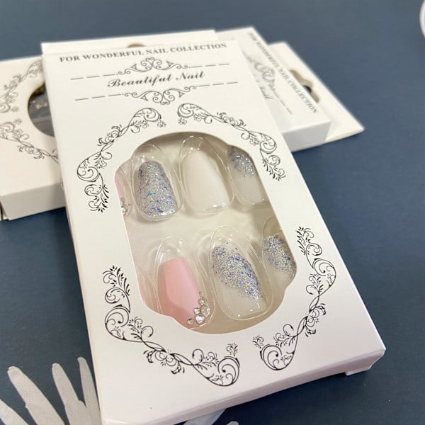 Silverglitter Lösnaglar Medium Fyrkantiga Falska Naglar med Strassdesign Glansig Rosa Vita Konstgjorda Lösnaglar