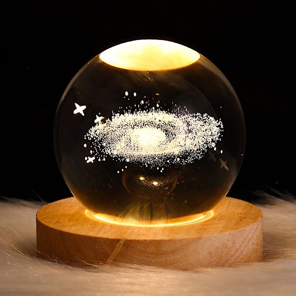 Pieni Kristallipallo Puuvalaisinpohjalla 3D Lasipallo LED-valolla