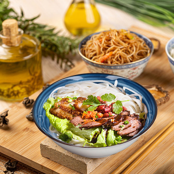 Blå och vit mönsterdesign, ramen-skålar i japansk stil för en touch av tradition i din matsal (ljusa färger med unika blåvita mönster)