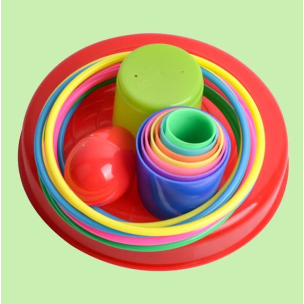 Ringkastspel med reseväska, kraftig plastkonstruktion för hållbar aktiv lek, 8 färgglada delar perfekta för motorisk utveckling