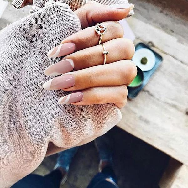 Mellemlang mandelformede tryk på negle med designs  Nude