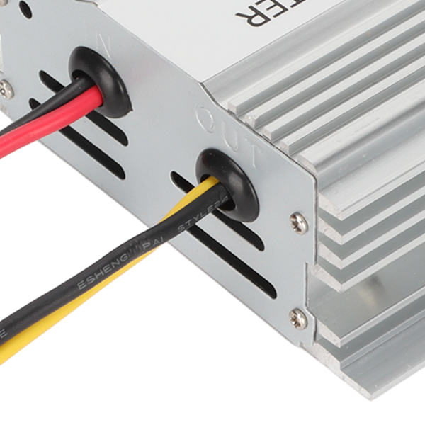 DC 12V till 24V Bilförstärkare 15A 360W Aluminiumlegering Hus DC 12V till 24V Säker Stabil DC Strömförstärkare för Bil Lastbil