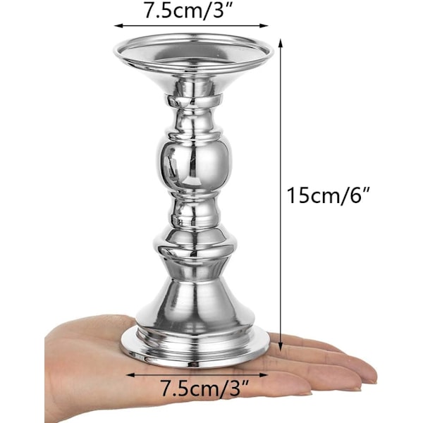 Set med 2 ljusstakar i metall, guldpelare