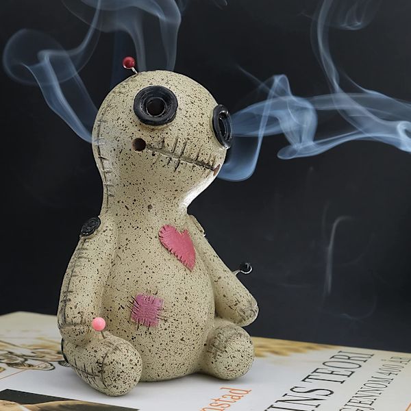 Voodoo-nukkekartioinen poltin, savu tulee silmistä ja