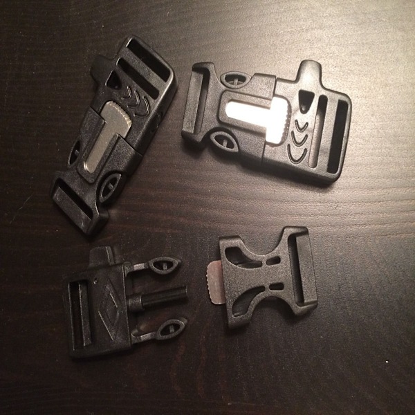 Högkvalitativt överlevnadskit för nödsituationer, utomhuscampingutrustning med eldstarter och kompassvisselpipa, perfekt för paracordarmband (6,1 cm x 5 cm)