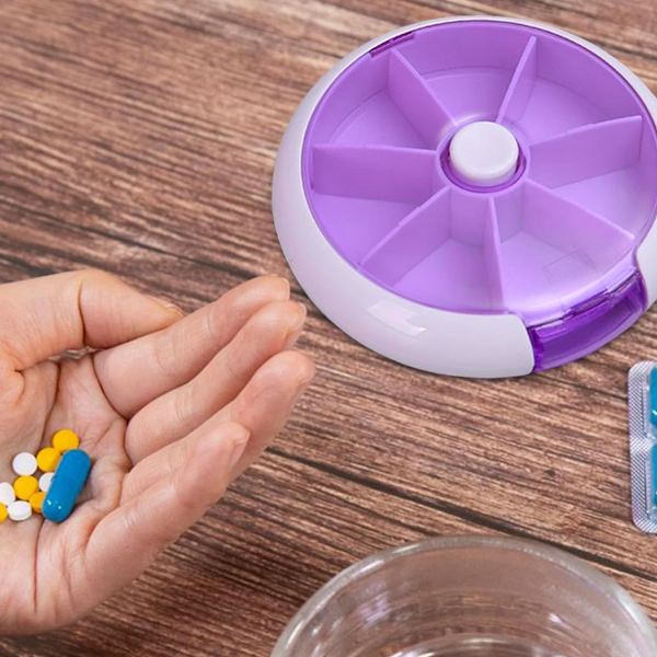 Pilleæsker Ugentlig Pilleorganisator 7 Dages 3 Gange Medicin Pille Dispenser Trykknap Drej Pilleplanlægger med 7 Rum