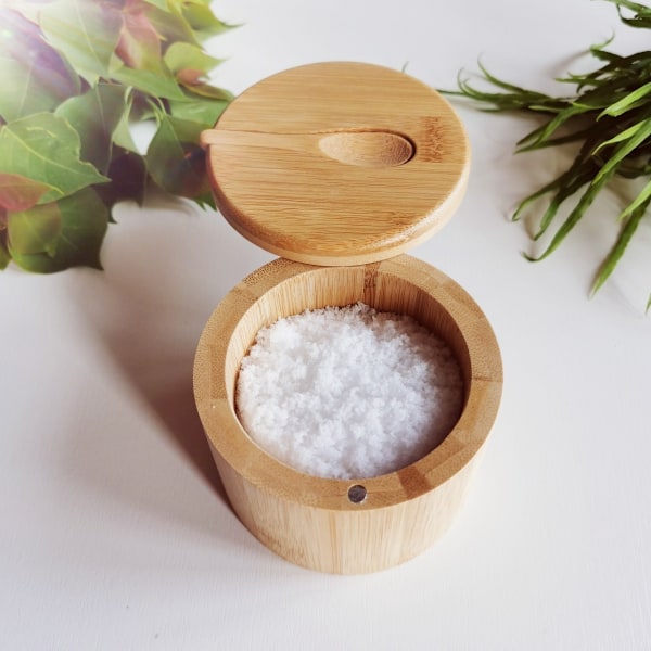 Naturlig Bambu Saltbehållare, Funktionella Förvaringsburkar Bekvämare än en Saltströare, Vridbart Magnetlock Inbyggd Kompakt Sked för