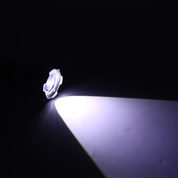 Uppladdningsbar LED-ficklampa Hög ljusstyrka 8000LM Teleskopisk