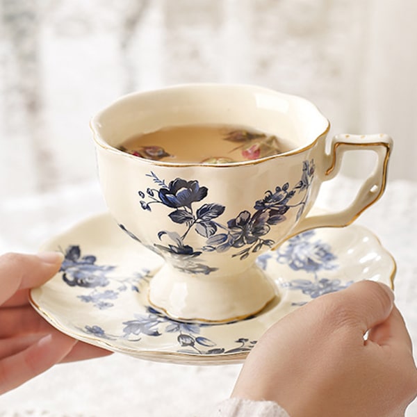 Te-kopp & fat för älskare av blommiga kaffekoppar, engelskt porslin, benporslinskänsla, 200 ml, kronbladsformad kant ger en touch av elegans, bröllopspresent,