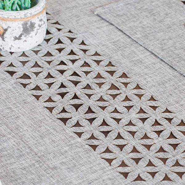Smukke laser-cut mønstrede bordløbere er velegnede til indendørs og udendørs hjemlige sammenkomster, bryllupper og feriekjoler