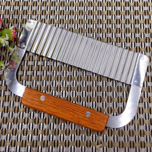 Crisp Creations: Vågig skärare med blad i rostfritt stål, potatiskrinkelskärare med ergonomisk design, tillverkare av hälsosamma snacks för ditt kök, 2 delar