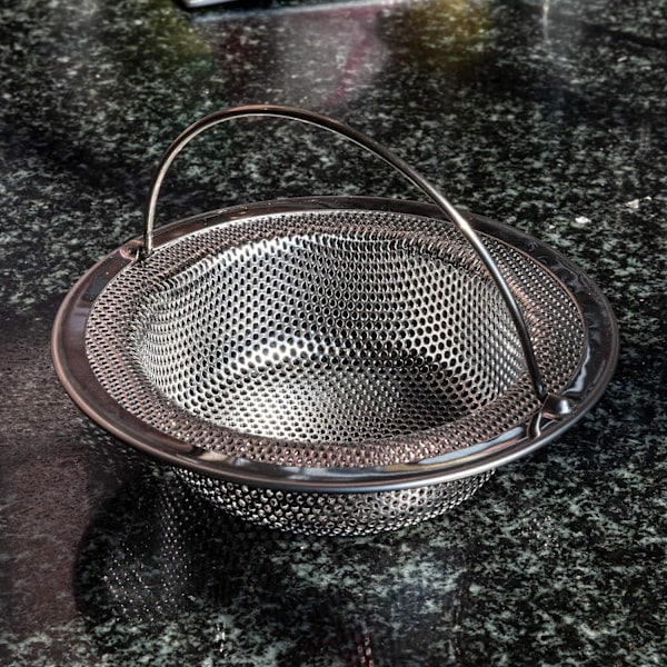 Mångsidiga diskbänksilar, hållbar konstruktion i rostfritt stål, anti-igensättningsdesign främjar smidig dränering, enkel underhåll med