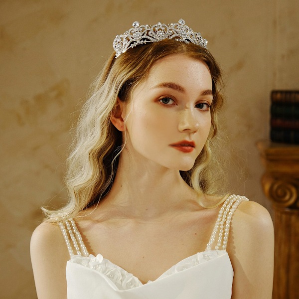 Elegant Kristalltiara, Rostfri Bröllopstiara med Glittrande Kristaller, Handgjorda Lövsmycken för Prinsesskrona, Högkvalitativ Legering