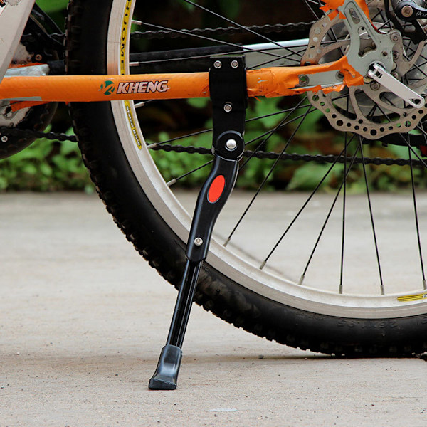 Centralmonterat cykelstöd lämpligt för de flesta cyklar, hållbar konstruktion säkerställer pålitlig prestanda, halkskyddad design med breda plastfötter för