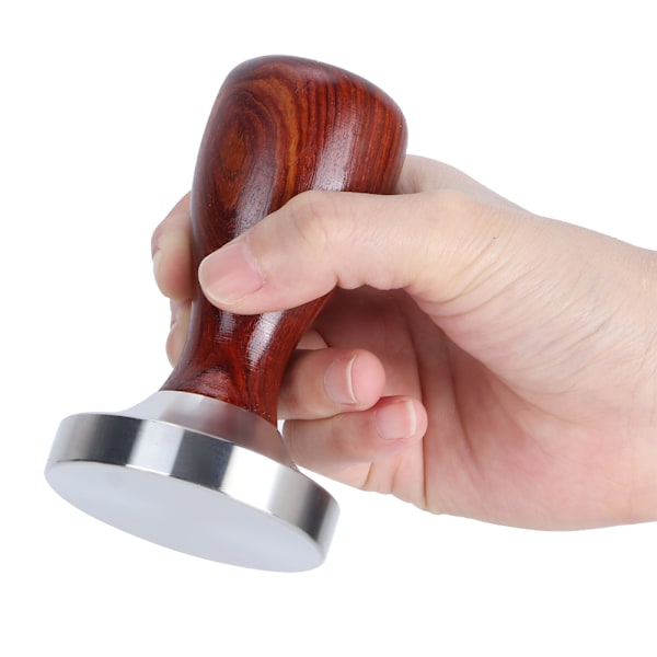 Espressostamp i rostfritt stål med platt bas, kalibrerad för jämn pressning, ergonomiskt grepp i massivt trä för komfort, professionellt handgjort verktyg