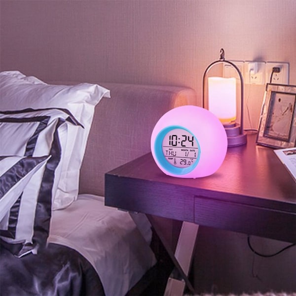 Digital Väckarklocka med Multifunktionsdisplay, 7 Färgers Nattlampa, Temperaturdetektering, Snooze-funktion, Lätt att Ställa In, Batteridriven, Stilren