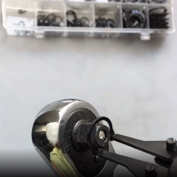 Låsringsats, Låsring av legerat stål i 18 storlekar (3mm-22mm) Metallfäste Kugghjul Trissa Lagerhållande Clip Ringar Transparent Plastlåda För