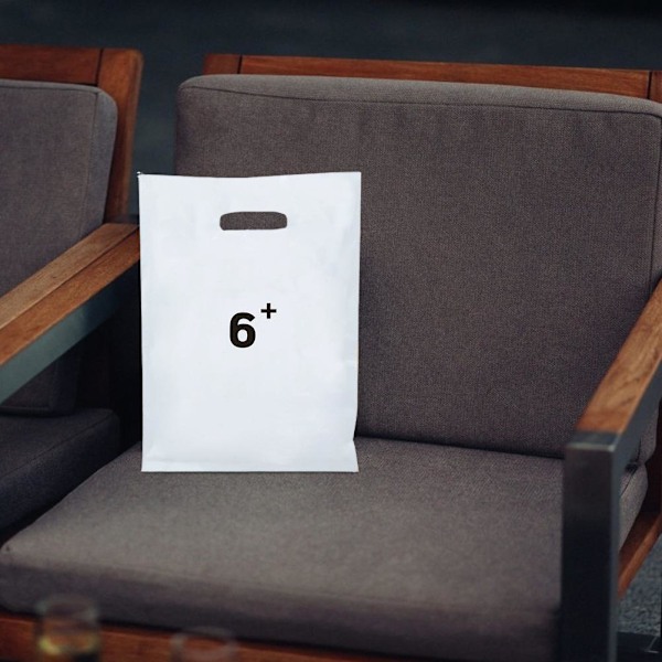 Attraktiva varukassar, hållbara detaljhandelsförpackningspåsar för butiker, återvinningsbara plastpåsar med utskurna handtag, vita presentpåsar för speciella tillfällen