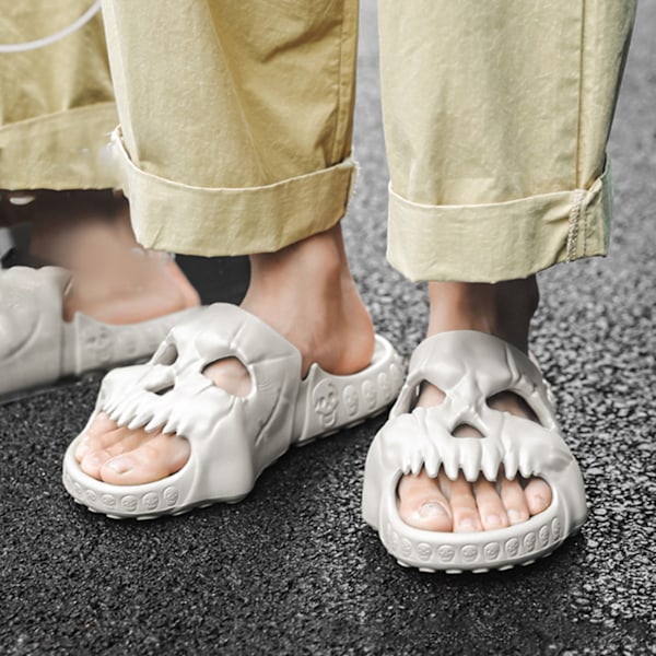 Men Skull Slide Slippers EVA Tjukk Såle Sklisikre Myke Skull Slide Slippers for Sommer Utendørs Hvit 40/41