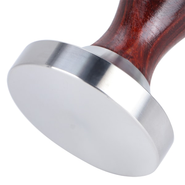 Espressostamp i rostfritt stål med platt bas, kalibrerad för jämn pressning, ergonomiskt grepp i massivt trä för komfort, professionellt handgjort verktyg