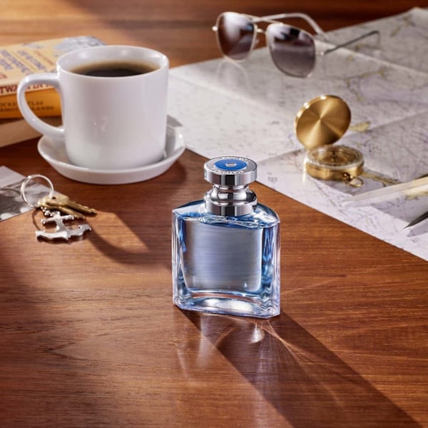 Eau de Toilette miehille: raikas, romanttinen ja hedelmäinen tuoksu, puumaiset ja vesimäiset nuotit omenasta, lumpeesta, setripuusta ja