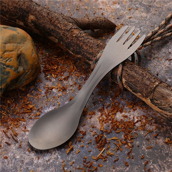 Livstidsgaranti på din utomhusmatsalskompis, multifunktionell spork i titanlegering, sandblästrad process, ergonomiskt grepp, portabel för camping