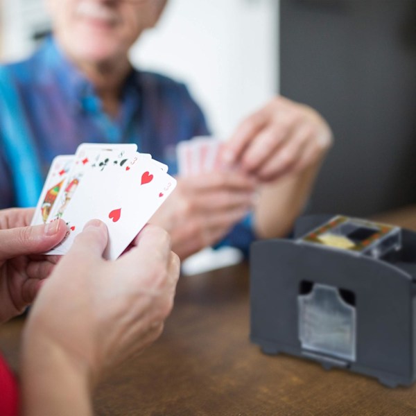 Enkel underhållning, snabb blandning för poker, rummy & skat, batteridriven elektrisk kortblandare, 2-4 kortlekar, ljudreducerande design, perfekt