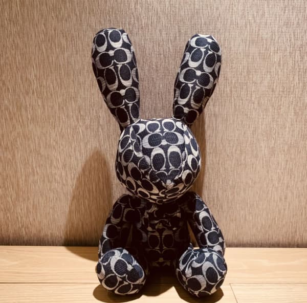 Svart och grå rund figur -plussleksaker