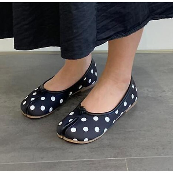 Tabi Ninja Skor Kvinna Mikrofiber Läder Bekväma plattor Delad tå Tofflor Mjuk botten Loafers Rejäla shorts dammockasiner 35-40 polka dots 6.5