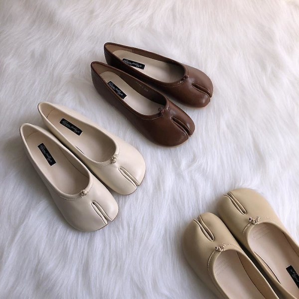 Tabi Ninja Skor Kvinna Mikrofiber Läder Bekväma plattor Delad tå Tofflor Mjuk botten Loafers Rejäla shorts dammockasiner 35-40 apricot slippers 6.5