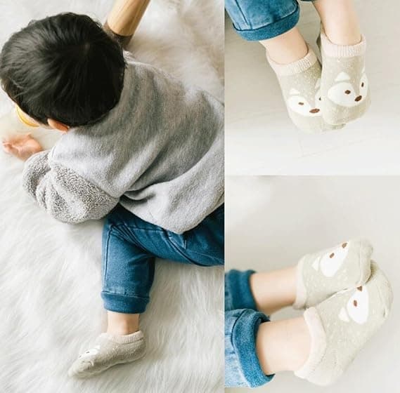 par nyfödda babysockor i bomull med roliga motiv