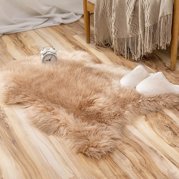 Fuskpäls Mattor, Fårskinnsmatta, Mjuk Luddig Matta för Sovrum Soffa Golv, 60 x 90 cm, Oregelbunden Form, Ljusbrun Light beige