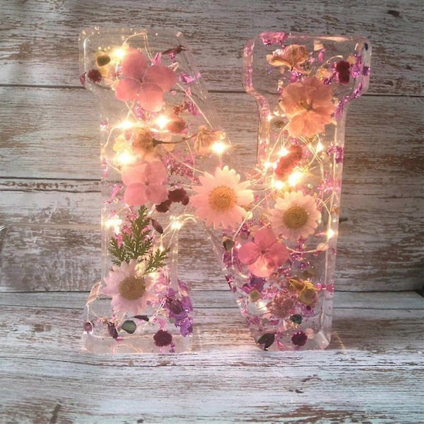 Pressede Blomster Resin Bogstaver med LED Lys, Floral Resin Natlampe 26 Bogstavsvalg, 50% Tilbud - Xin N