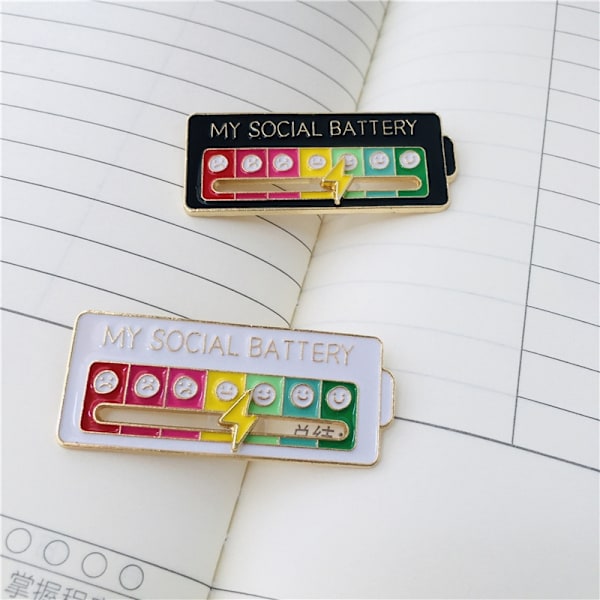 Min sociale batteri emalje broche - Sort-Xin Black