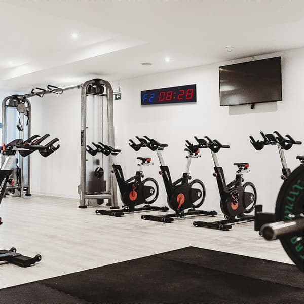 LED Intervalltimer Stoppur Väggklocka Gymtimer med Fjärrkontroll, 12/24H Dimbar Väggklocka