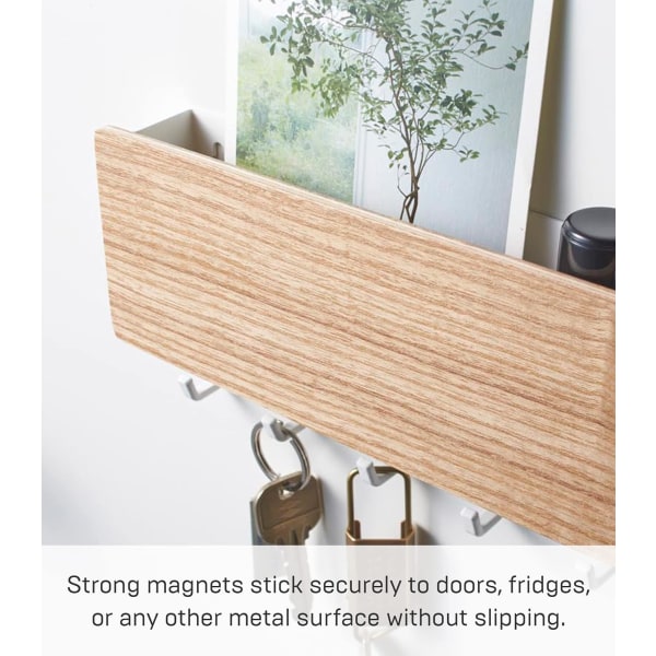 Beige magnetisk veggfeste med kroker og stål + trebrett -