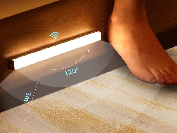 Garderobelys med bevegelsessensor / Selvklebende LED-lys - 19 cm
