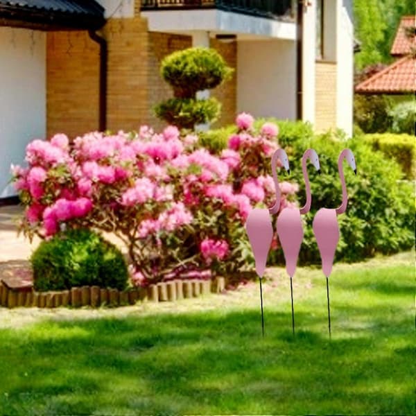 Livfull trädgårdsstaty av en tropisk flamingo Hell-pink