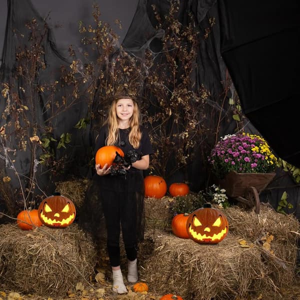 Festlig udendørs dekoration af lysende græskar til Halloween (J)