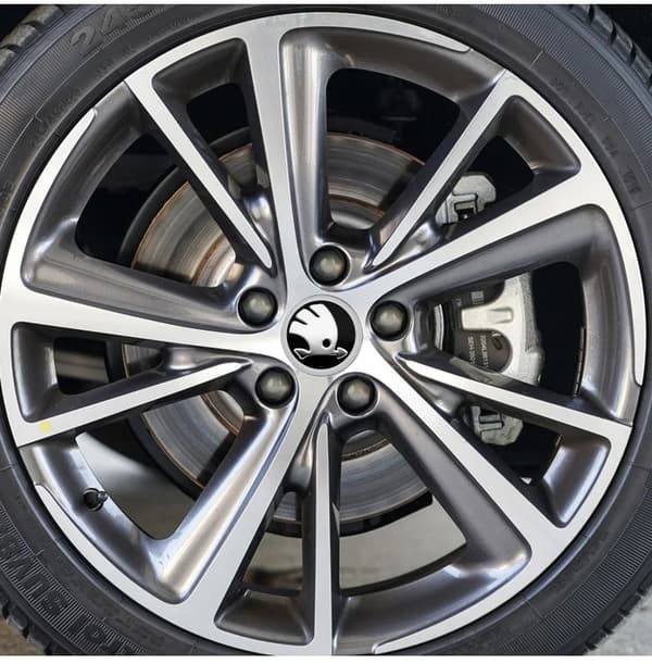 4 kpl - Skoda Keskikupit / Pyörän Navan Merkit - Auto