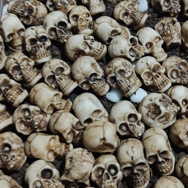 Gotisk skjeletthode-dekorasjon – Miniatyr samlefigur for Halloween-dekor (J)