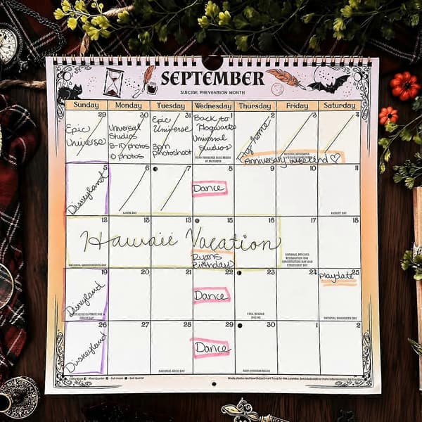 Veggkalender 2027 med timeglasskunstdesign Witching Hour