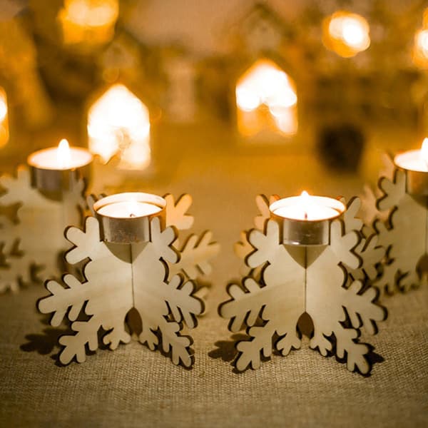 Sett med 12 snøfnuggformede lysestaker i tre til juleborddekorasjon – Elegante lysestaker i tre (J)