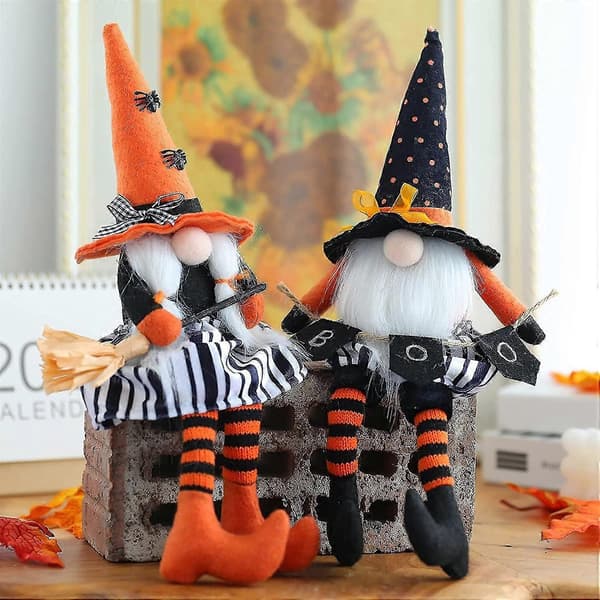 Kasvoton partatonttu pehmolelu luudalla Halloween-sisustukseen